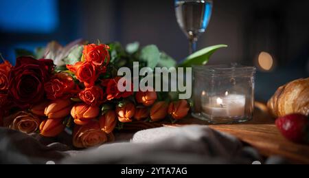 Colazione con rose rosse e champagne a letto. Sfondo romantico per san valentino o per la festa della mamma. Foto Stock