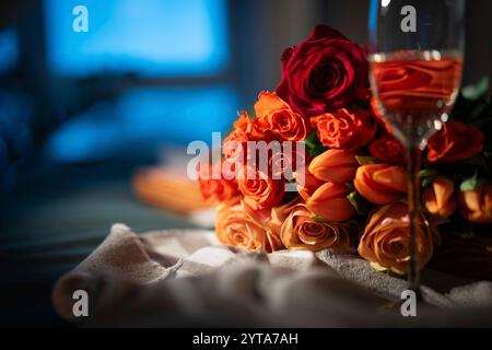 Grande bouquet in rosso con rose e champagne per i sentimenti d'amore. Sfondo romantico per san valentino o per la festa della mamma. Foto Stock