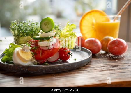 Spuntino sano con ingredienti naturali e succo d'arancia appena spremuto su un tavolo di legno. Primo piano con profondità di campo ridotta. Foto Stock