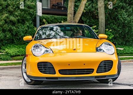 Chicago, Illinois - 29 settembre 2024: Porsche 911 turbo Carrera di colore giallo. Porsche 911 Turbo Carrera S sulla strada. vista frontale Foto Stock