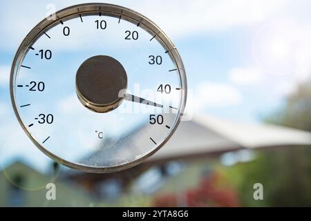 Caldo giorno estivo con 45 gradi e cielo blu. Sfondo stagionale con termometro. Onda di calore. Primo piano con una profondità di campo ridotta. Foto Stock