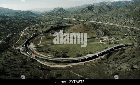 1° APRILE 2023, TEHACHAPI, CALIFORNIA, Stati Uniti - Vista aerea del Tehachapi Train Loop con la figura 8 dei binari ferroviari che mostrano il passaggio del treno Foto Stock