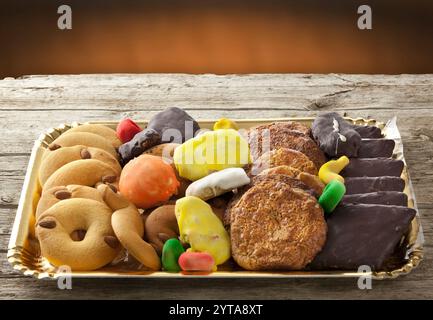 Mix di dolci e biscotti nel vassoio. Foto Stock
