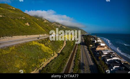 APRILE 2023, SANTA BARBARA, CA - Stati Uniti - Vista aerea della linea costiera della California vicino a Carpenteria, al largo della Route 101 Pacific Coast Highway Foto Stock