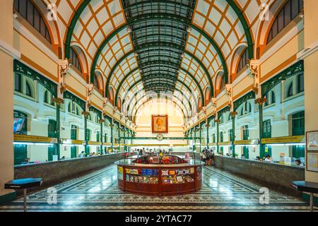 30 dicembre 2016: Interno dell'Ufficio postale centrale di Saigon. Fu costruito quando il Vietnam faceva parte dell'Indochina francese alla fine del XIX secolo e l Foto Stock