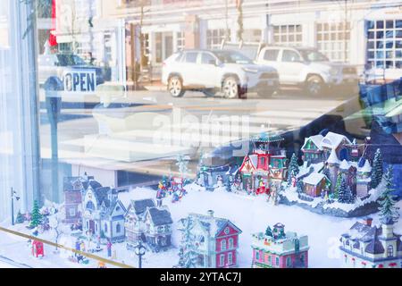 Riflesso nel vetro della finestra decorata del barbiere per Natale e Capodanno . Foto Stock