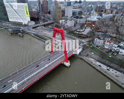 Rotterdam, Paesi Bassi - 14 settembre 2024 - Vista aerea della città di Rotterdam al tramonto, Paesi Bassi Foto Stock