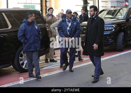 NEW YORK, NEW YORK - 6 DICEMBRE: Il sindaco Eric Adams pronuncia le sue osservazioni durante una cerimonia di innalzamento della bandiera che celebra il Libano al Bowling Green Park di Manhattan venerdì 6 dicembre 2024. L'evento ha evidenziato i contributi culturali della comunità libanese a New York. (Foto: Luiz Rampelotto/EuropaNewswire) Foto Stock