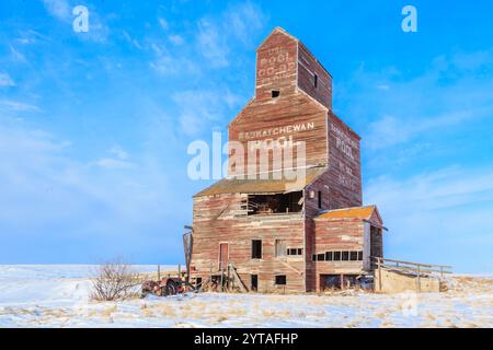 Un grande, vecchio edificio rosso con le parole "Ranchman". L'edificio è vuoto e abbandonato Foto Stock