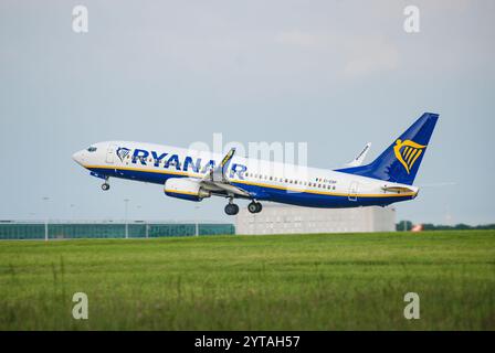 Stansted, Inghilterra, Regno Unito, 3 giugno 2018: Aerei Ryanair Boeing 737-800 decollano dall'aeroporto di Stansted di fronte all'edificio del terminal Foto Stock