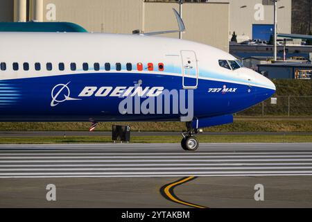 Everett, WA, Stati Uniti d'America - 4 dicembre 2024; Boeing 737 MAX 10 velivoli sperimentali in pista nei colori dell'azienda Foto Stock