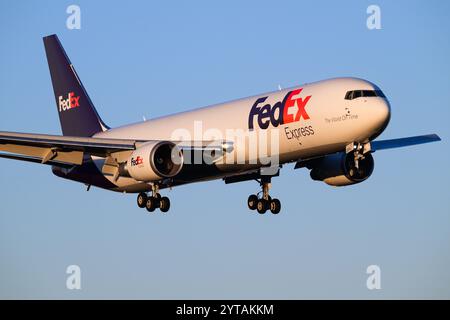 Everett, WA, Stati Uniti d'America - 4 dicembre 2024; FedEx Express 767-300F cargo cargo Aircraft Evening Landing Evening Registration N254FE Foto Stock