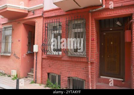 turchia istanbul 23 novembre 2024 , facciate residenziali straordinariamente colorate con finestre decorate alla griglia a balat Foto Stock