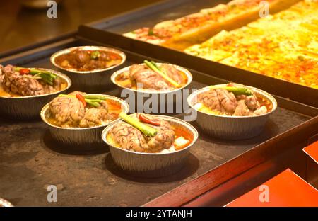 Cervello di maiale bollito con zuppa di celeryand heab cibo di strada sul mercato in Cina Foto Stock