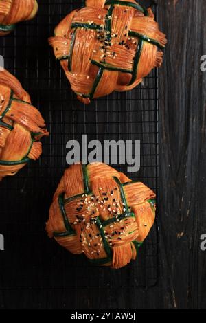 Cropat Croissant Ketupat, pasticceria con ripieno di manzo Rendang per Eid al Fitr Celebration, cibo virale in Indonesia e Malesia Foto Stock