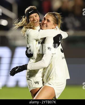 Atlanta, Stati Uniti. 6 dicembre 2024. I difensori del Wake Forest Kirstin Johnson (7, a sinistra) e Lauren Ansbrow (34) si uniscono e festeggiano dopo aver vinto la loro partita contro Stanford nella semifinale Women's Soccer College Cup venerdì 6 dicembre 2024 a Cary, Carolina del Nord. Foto di Mike Zarrilli/UPI credito: UPI/Alamy Live News Foto Stock