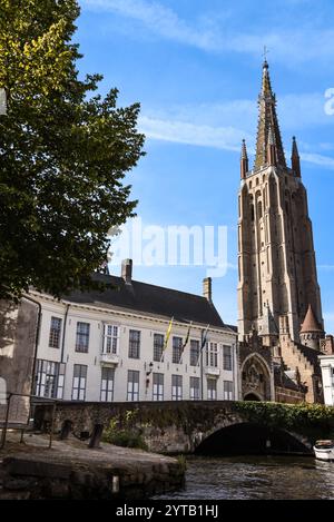 Vista sul canale della Chiesa di nostra Signora (Onze-lieve-Vrouwekerk) in un giorno d'estate - Bruges, Belgio Foto Stock