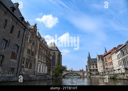 Vista del ponte di San Michele e degli edifici storici lungo il fiume Leie da Predikherenbrug - Gand, Belgio Foto Stock