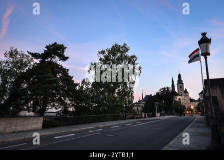 Pont du Chatêau che conduce all'Église Saint-Michel a Dusk - Lussemburgo Foto Stock