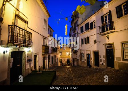 Edifici storici e luci calde ad Alfama - Lisbona, Portogallo Foto Stock