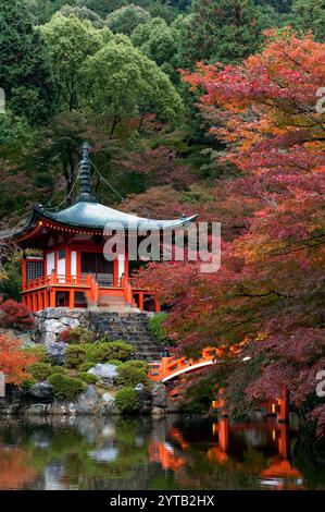 Famoso sito del ponte ad arco vermiglio che attraversa lo stagno fino alla Bentendo Hall nella zona di Shimo Daigo del Tempio Daigoji in autunno a Kyoto, Giappone. Foto Stock