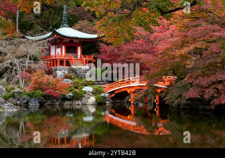 Famoso sito del ponte ad arco vermiglio che attraversa lo stagno fino alla Bentendo Hall nella zona di Shimo Daigo del Tempio Daigoji in autunno a Kyoto, Giappone. Foto Stock