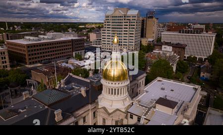 2 MAGGIO 2023 - TRENTON NJ - veduta aerea dello skyline di Trenton, New Jersey, con la cupola del campidoglio del New Jersey Foto Stock