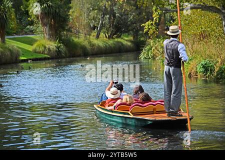 Christchurch, nuova Zelanda - 31 marzo 2013; Punting on the Avon River, with the Botanical Gardens on the left, Christchurch, New Zealand Foto Stock