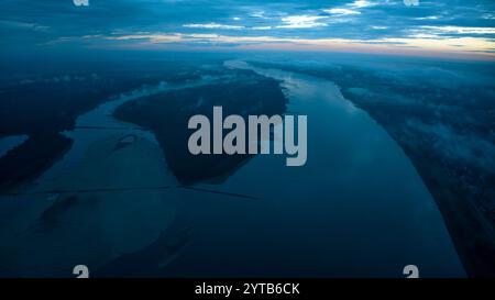 6 LUGLIO 2023 - MEMPHIS, Tennessee, Stati Uniti - Ponte Hernando De Soto a Memphis, Tennessee, sul fiume Mississippi al tramonto con nuvole basse Foto Stock