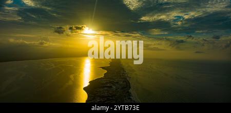 13 LUGLIO 2023, PENSACOLA, Florida, Stati Uniti - Vista aerea dell'alba sul Parco nazionale della spiaggia di Pensacola sul Golfo del Messico, fuori Pensacola Foto Stock