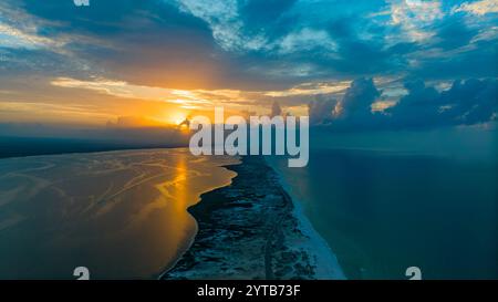 13 LUGLIO 2023, PENSACOLA, Florida, Stati Uniti - Vista aerea dell'alba sul Parco nazionale della spiaggia di Pensacola sul Golfo del Messico, fuori Pensacola Foto Stock