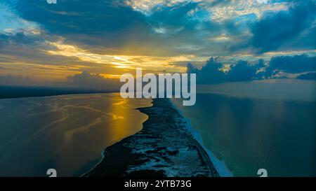 13 LUGLIO 2023, PENSACOLA, Florida, Stati Uniti - Vista aerea dell'alba sul Parco nazionale della spiaggia di Pensacola sul Golfo del Messico, fuori Pensacola Foto Stock