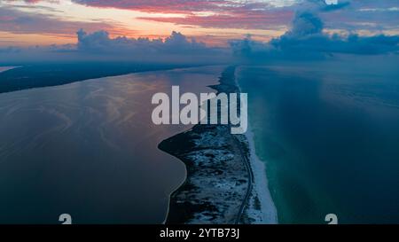 13 LUGLIO 2023, PENSACOLA, Florida, Stati Uniti - Vista aerea dell'alba sul Parco nazionale della spiaggia di Pensacola sul Golfo del Messico, fuori Pensacola Foto Stock