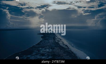 13 LUGLIO 2023, PENSACOLA, Florida, Stati Uniti - Vista aerea dell'alba sul Parco nazionale della spiaggia di Pensacola sul Golfo del Messico, fuori Pensacola Foto Stock