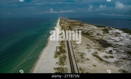 13 LUGLIO 2023, PENSACOLA, Florida, Stati Uniti - Vista aerea dell'alba sul litorale nazionale di Pensacola sul Golfo del Messico, fuori Pensacola Foto Stock