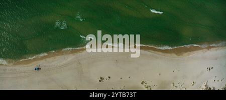 13 LUGLIO 2023, PENSACOLA, Florida, Stati Uniti - Vista aerea della spiaggia di sabbia bianca e dell'acqua al National Seashore National Park Foto Stock