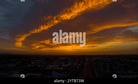 13 LUGLIO 2023 - NEW ORLEANS, LOUISIANA - USA - ALBA SU New Orleans con un cielo arancione acceso Foto Stock
