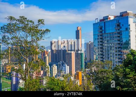 Il denso sviluppo urbano di edifici alti e sottili si affaccia su Hong Kong delle aree cittadine con parchi e aree di parco Foto Stock