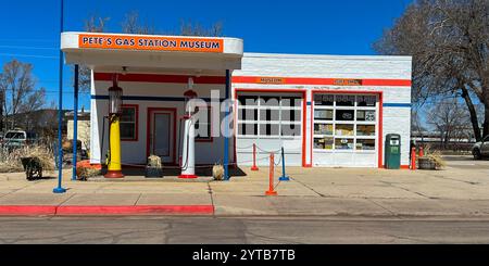 28 MARZO 2023 - WILLIAMS, Arizona, USA - Pete's Route 66 gas Station Museum - americana Foto Stock