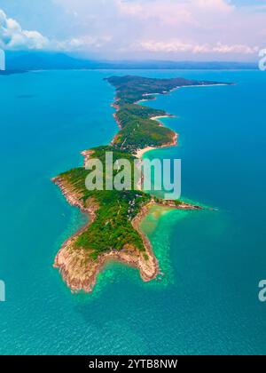 Koh Samet Island, vista aerea con droni dall'alto dell'oceano color turchese e della spiaggia tropicale di cape. Foto Stock