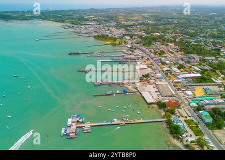Isola del molo passeggeri e merci nella vista dall'alto della baia. Foto Stock