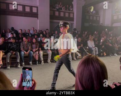 18 e 22 OTTOBRE 2023 - LOS ANGELES, CA. USA - bellissime modelle camminano sulla pista alla Los Angeles Fashion Week 2023 - con stilisti internazionali Foto Stock