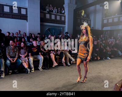 18 e 22 OTTOBRE 2023 - LOS ANGELES, CA. USA - bellissime modelle camminano sulla pista alla Los Angeles Fashion Week 2023 - con stilisti internazionali Foto Stock