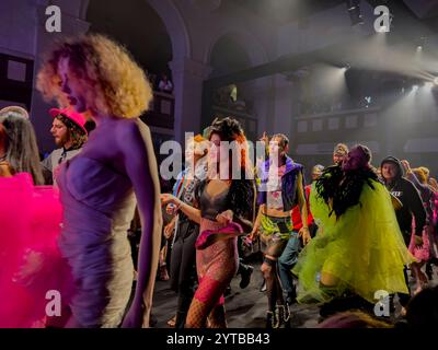 18 e 22 OTTOBRE 2023 - LOS ANGELES, CA. USA - bellissime modelle camminano sulla pista alla Los Angeles Fashion Week 2023 - con stilisti internazionali Foto Stock