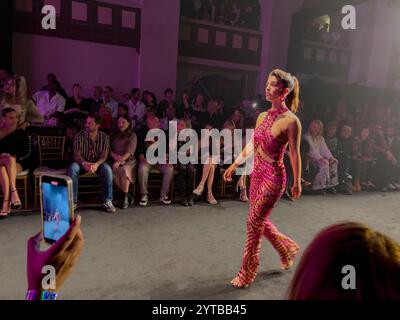 18 e 22 OTTOBRE 2023 - LOS ANGELES, CA. USA - bellissime modelle camminano sulla pista alla Los Angeles Fashion Week 2023 - con stilisti internazionali Foto Stock