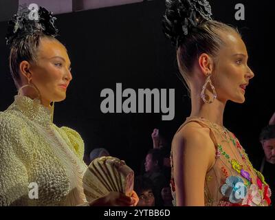 18 e 22 OTTOBRE 2023 - LOS ANGELES, CA. USA - bellissime modelle camminano sulla pista alla Los Angeles Fashion Week 2023 - con stilisti internazionali Foto Stock