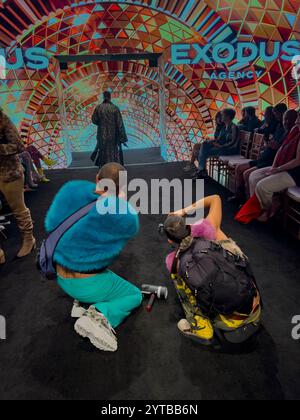 18 e 22 OTTOBRE 2023 - LOS ANGELES, CA. USA - bellissime modelle camminano sulla pista alla Los Angeles Fashion Week 2023 - con stilisti internazionali Foto Stock