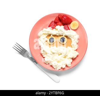 Piatto con pancake a forma di Babbo Natale su sfondo bianco Foto Stock