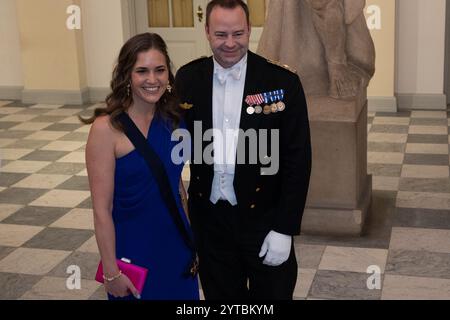 Copenaghen, Danimarca. 6 dicembre 2024. Il ministro degli affari europei Marie Bjerre (L) e Jan Bjerre Holst (R) arrivano al banchetto di Stato al Palazzo di Christiansborg, mentre il re Federico X e la regina Maria di Danimarca ospitano il presidente egiziano Abdel Fatah al-Sisi in visita di Stato in Danimarca. Credito: SOPA Images Limited/Alamy Live News Foto Stock