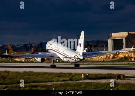 Russia State Transport Company Tupolev tu-204-300 (REG: Ra-64057) in partenza dopo aver portato Sergey Lavrov, ministro degli Esteri russo al vertice OSCE Foto Stock